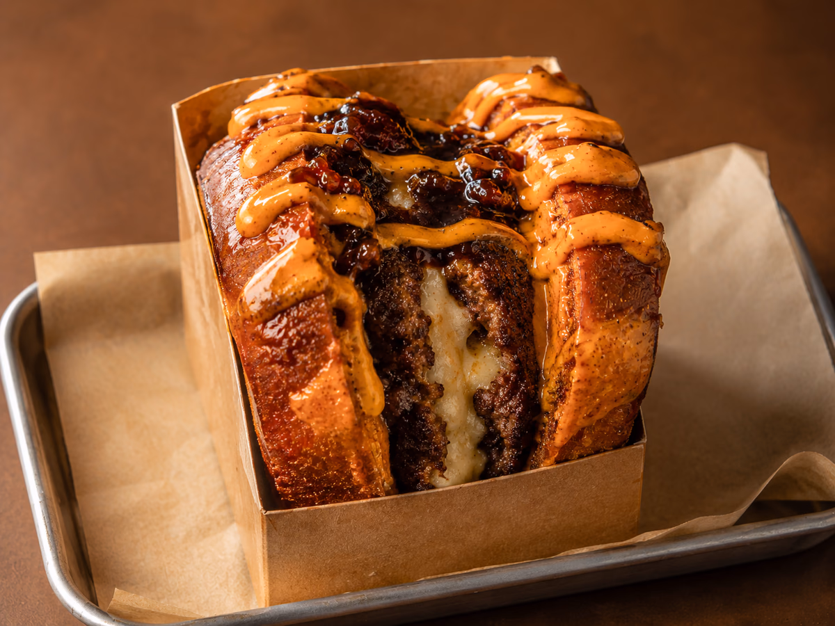 Brioche Nueva York de BRIOXX con doble smash 100 % ternera, cheddar ahumado, mermelada de cecina y salsa Emmy